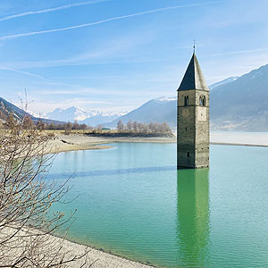 Vinschgau Am Reschensee beginnt das Vinschgau